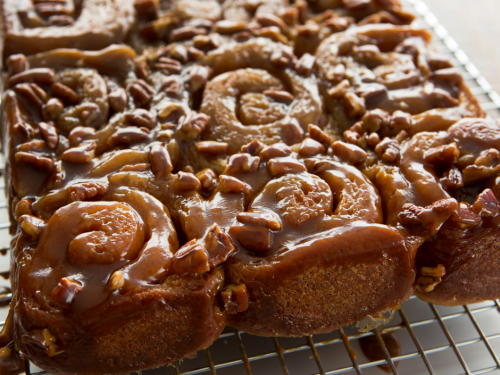 https://www.cookingmamas.com/wp-content/uploads/2012/03/Caramel-Pecan-Cinnamon-Rolls-1-500x375.png