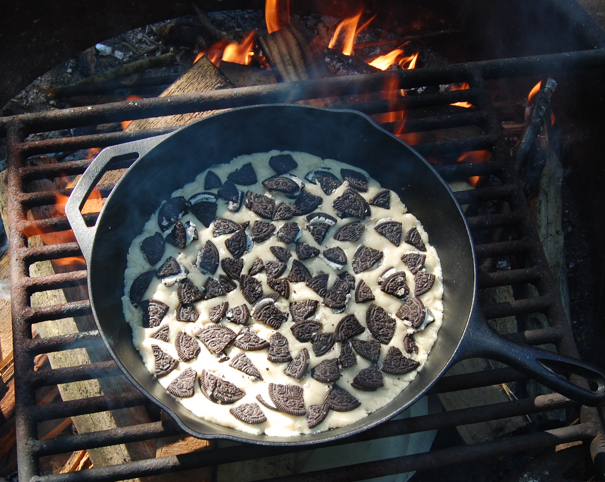 https://www.cookingmamas.com/wp-content/uploads/2015/04/Oreo-Skillet-Cookie-2.jpg