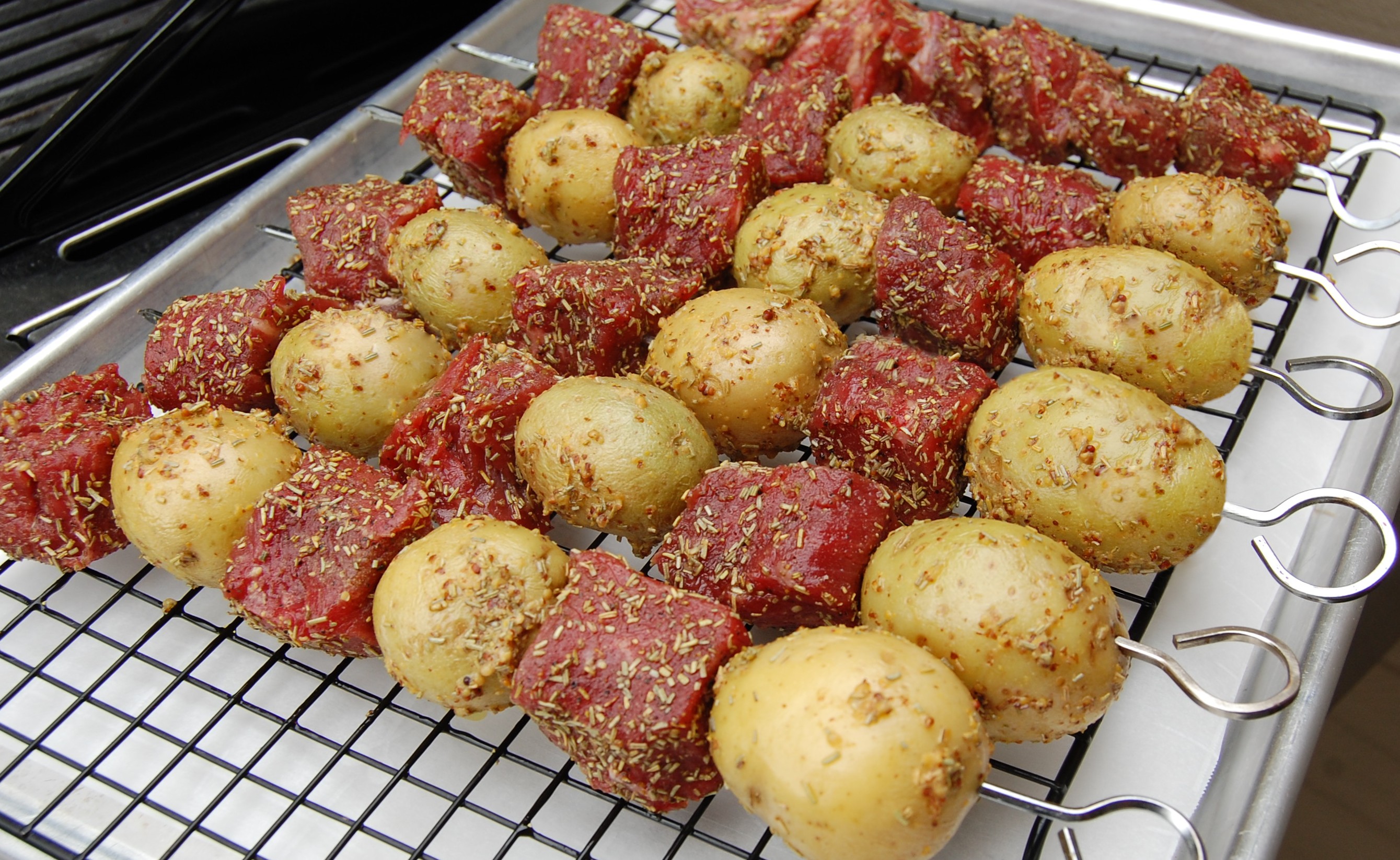 Beef skewer, mustard dressing and fried rosemary